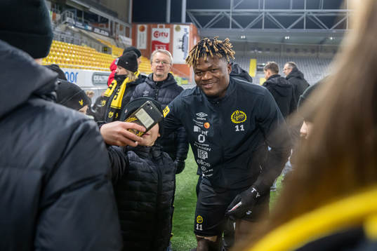 Terry Yegbe minglar med supportrar