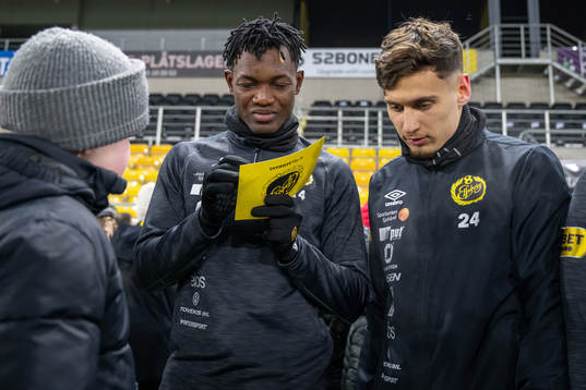 Spelarna minglar med supportrar