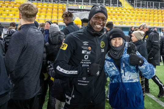 Timothy Noor Ouma med supportrar