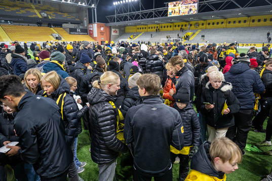 Spelarna minglar med supportrar