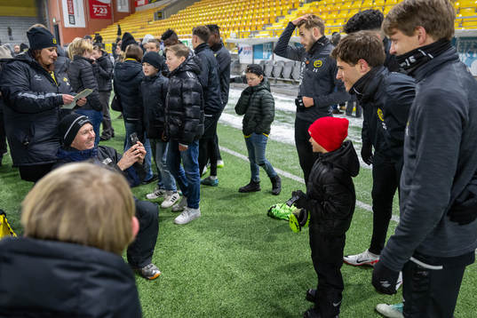 Spelarna minglar med supportrar