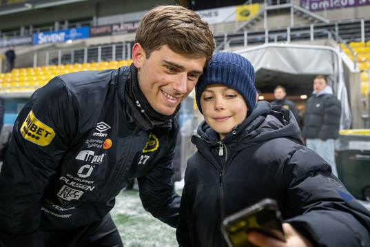 Besfort Zeneli minglar med supportrar