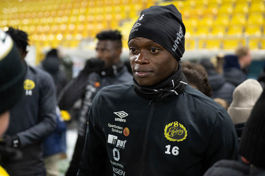 Timothy Noor Ouma minglar med supportrar
