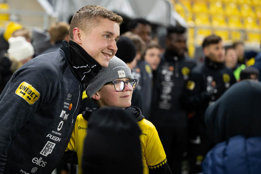 Sebastian Holmen minglar med supportrar
