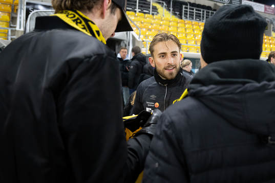 Jack Cooper-Love minglar med supportrar