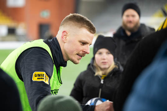 Per Frick minglar med supportrar