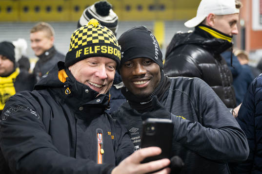 Michael Baidoo minglar med supportrar