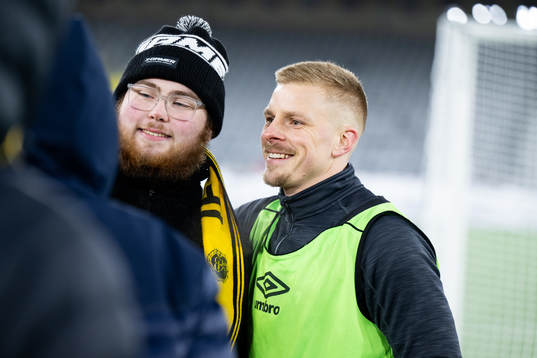 Per Frick minglar med supportrar