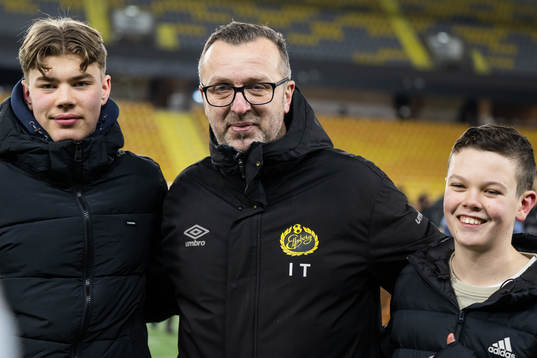 Tränare Ismet Tursic minglar med supportrar