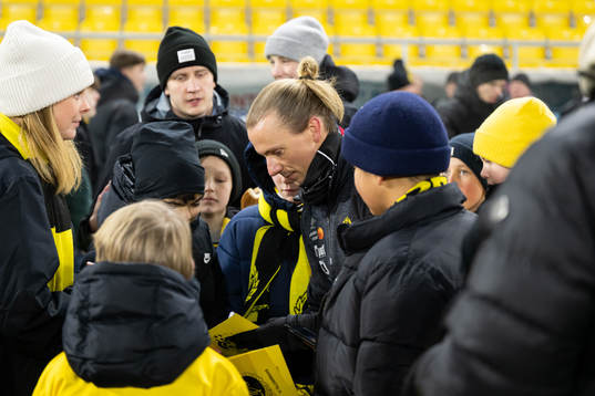 Niklas Hult minglar med supportrar