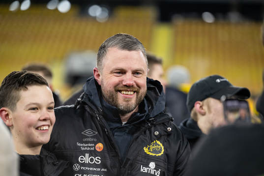 Manager Jimmy Thelin minglar med supportrar