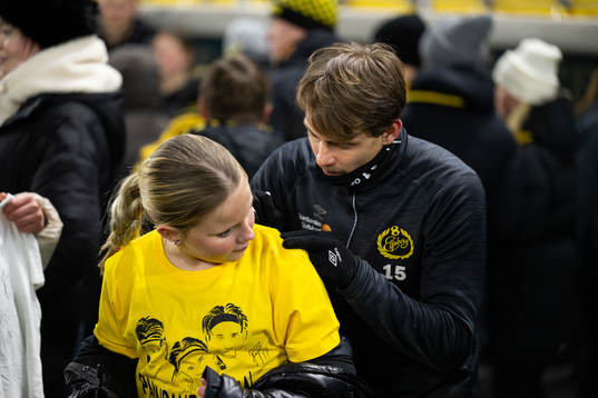 Simon Hedlund minglar med supportrar