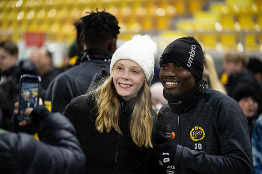 Michael Baidoo minglar med supportrar
