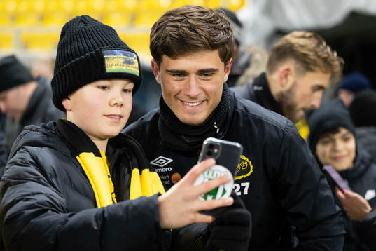 Besfort Zeneli minglar med supportrar