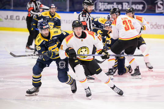 Södertäljes Sebastian Dyk och Brynäs Oliver Tärnström