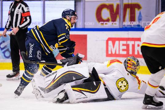 Södertäljes Dominic Turgeon och Brynäs målvakt Damian