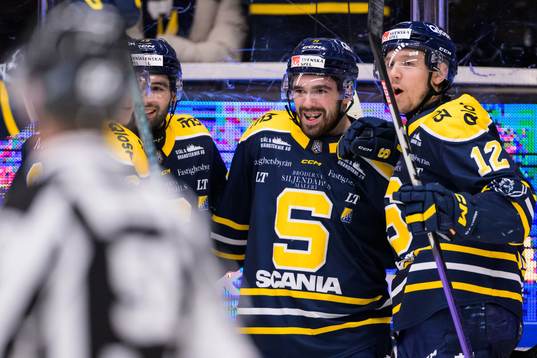 Södertäljes Dominic Turgeon jublar med lagkamrater
