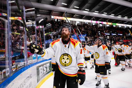 Brynäs Jordie Benn jublar