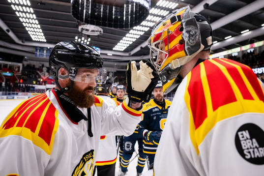Brynäs Jordie Benn och målvakt Damian Clara jublar