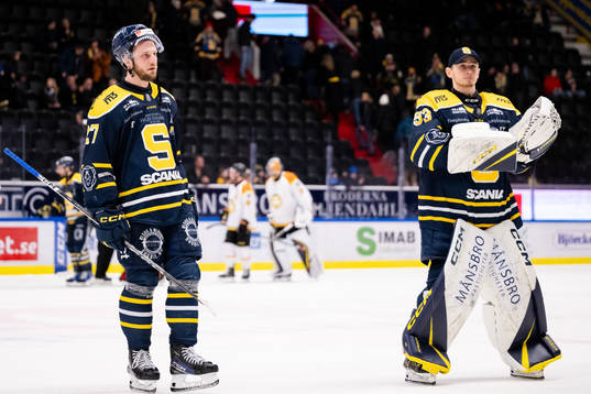 Södertäljes Daniel Norbe och målvakt Claes Endre  deppar