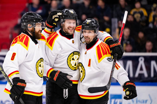 Brynäs Jordie Benn, Miks Indrasis och Anton Rödin jublar