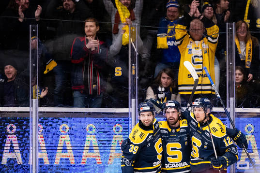 Södertäljes Dominic Turgeon jublar