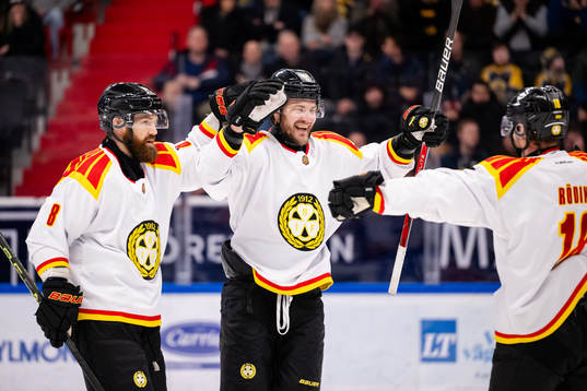 Brynäs Jordie Benn och Miks Indrasis jublar
