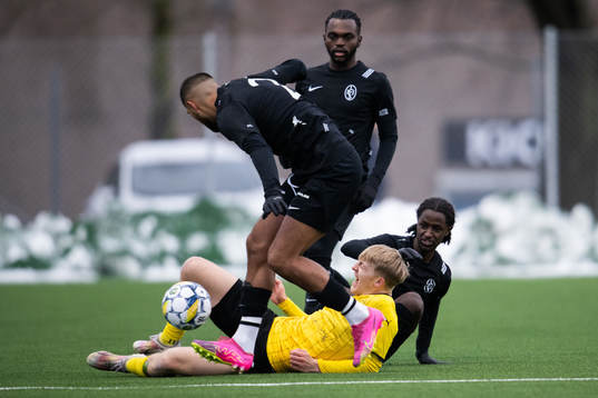 Landskronas Max´Med Mohamed fäller ner Mjällbys Johan