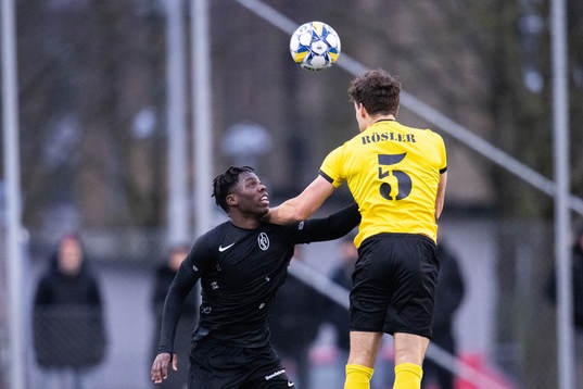 Landskronas Xavier Odhiambo och Mjällbys Colin Rösler