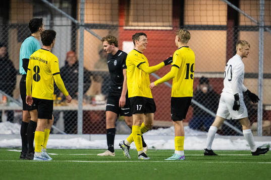 Mjällbys Elliot Stroud och Isac Johansson jublar
