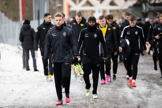 Mjällbys spelare på väg mot fotbollsplanen