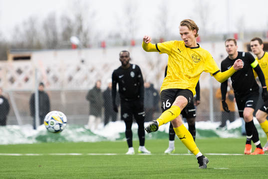 Mjällbys Alexander Johansson skjuter från straffpunkten