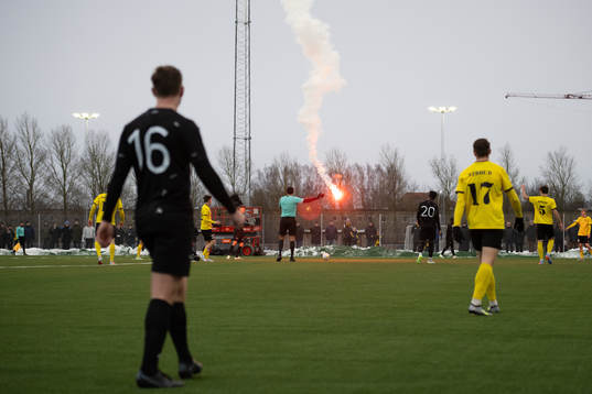 En smällare på väg ner till fotbollsplanen