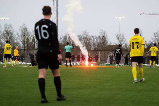 En smällare på väg ner till fotbollsplanen