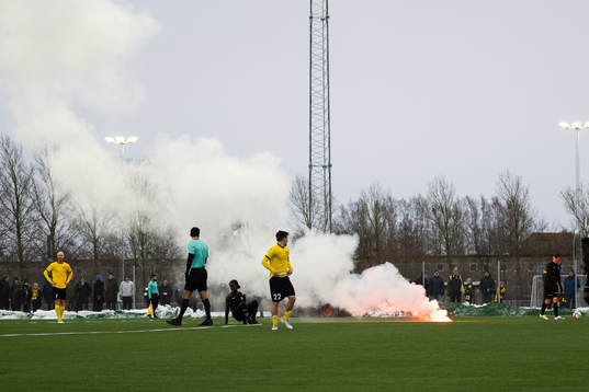 En brinner i gräsmattan på fotbollsplanen
