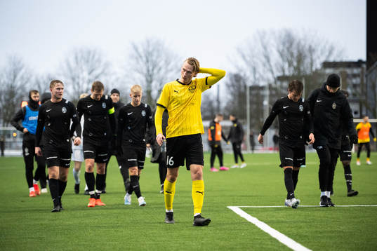Mjällbys Alexander Johansson framför Landskronas spelare