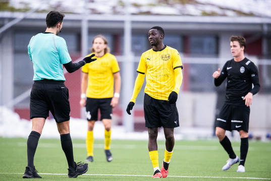 Mjällbys Immam Janne i samtal med domare Adi Aganovic