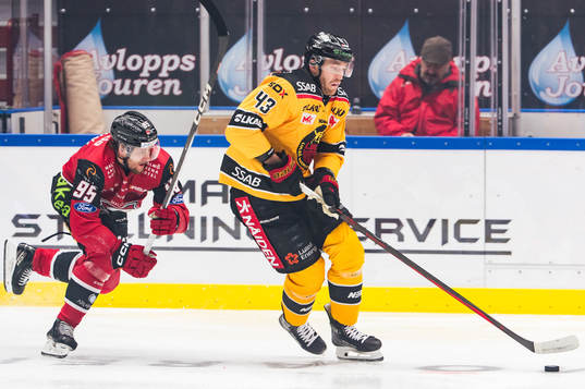 Luleås Oscar Eklind och Malmö Redhawks Carl Persson