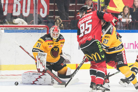 Malmö Redhawks Carl Persson och Luleås målvakt Matteus
