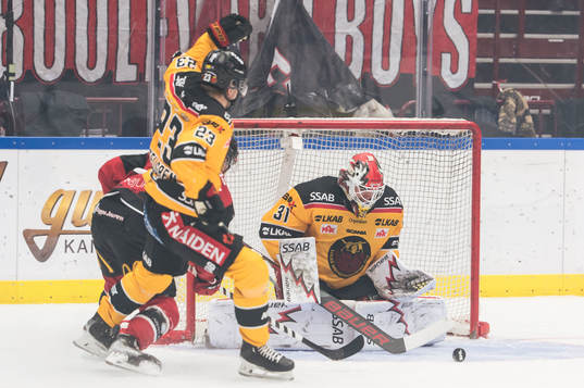 Malmö Redhawks Lauri Pajuniemi och Luleås målvakt