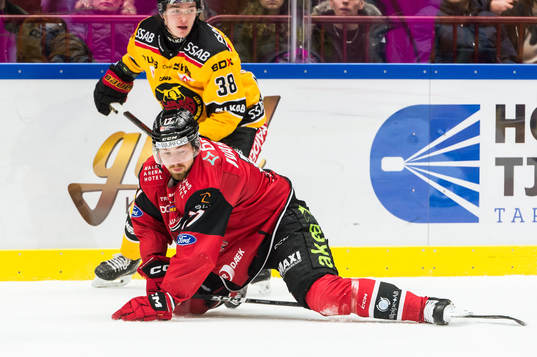 Malmö Redhawks Johan Ivarsson och Luleås Olli Nikupeteri