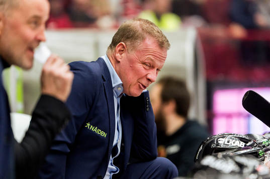 Luleås assisterande tränare Henrik Stridh tar sig för