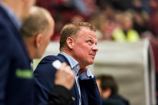 Luleås assisterande tränare Henrik Stridh tar sig för