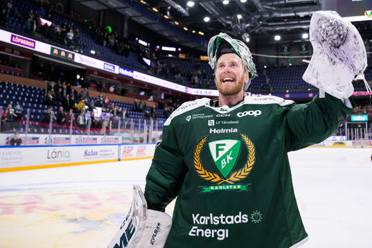 Färjestads målvakt Victor Brattström jublar
