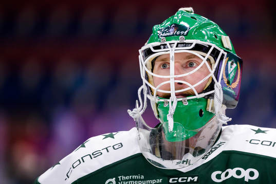 Färjestads målvakt Victor Brattström jublar