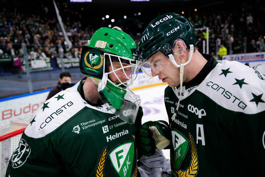 Färjestads målvakt Victor Brattström och Victor Ejdsell