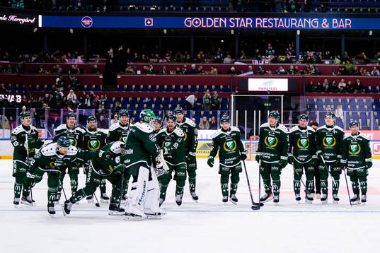 Färjestads målvakt Victor Brattström jublar med