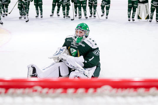 Färjestads målvakt Victor Brattström jublar med