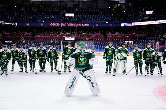 Färjestads målvakt Victor Brattström jublar med