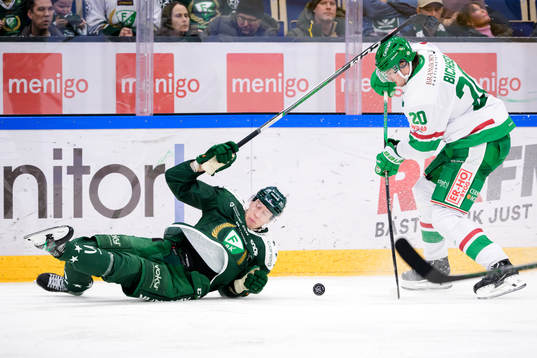 Färjestads Victor Ejdsell och Rögles Lian Bichsel